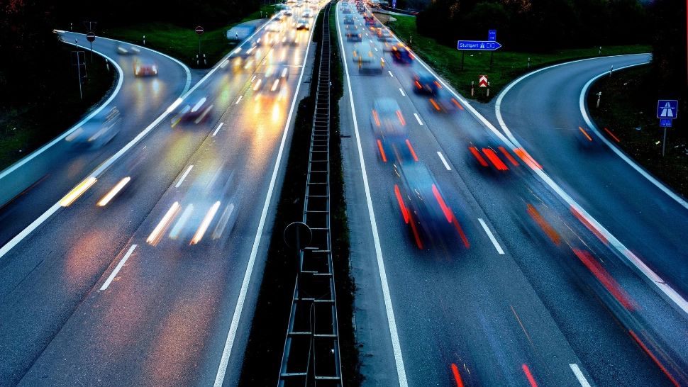Când ai voie să dai flashuri și să claxonezi, conform noului Cod Rutier