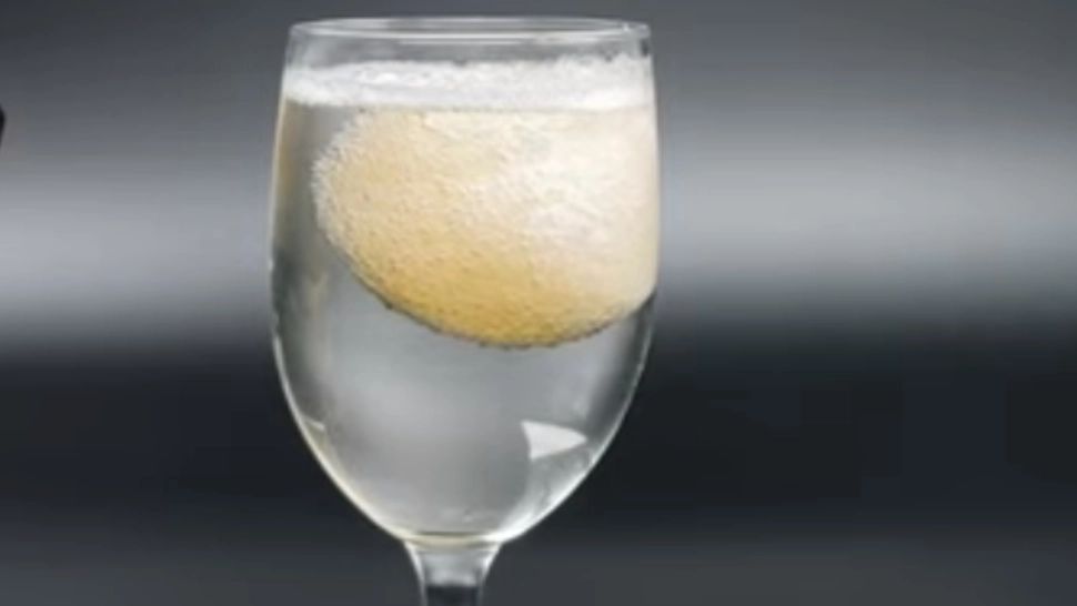 Ce se întâmplă când lasi un ou în oțet pentru 2 zile. Foto: Captură YouTube