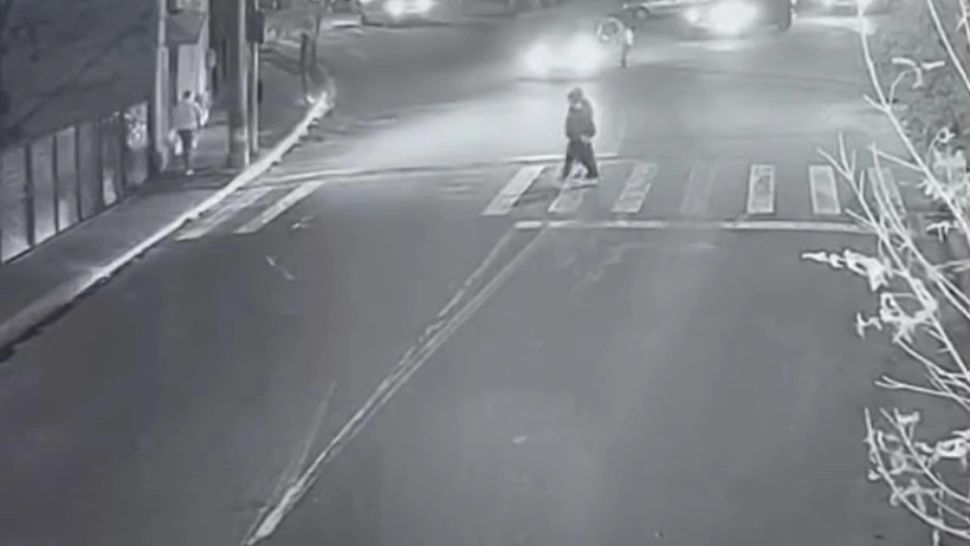 Fată de 15 ani a fost lovită pe trecerea de pietoni de un șofer de 68 de ani. Foto/Captură video