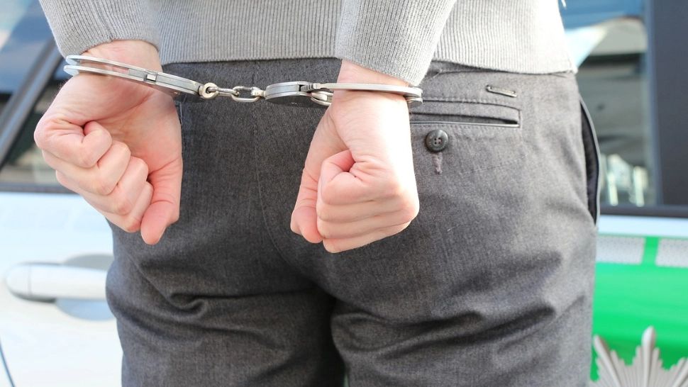 Polițiștii din Nehoiu au tăiat cu flexul cătușele unui localnic