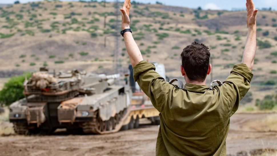 Tancuri israeliene pe Înălțimile Golan, la granița cu Siria (Profimedia)