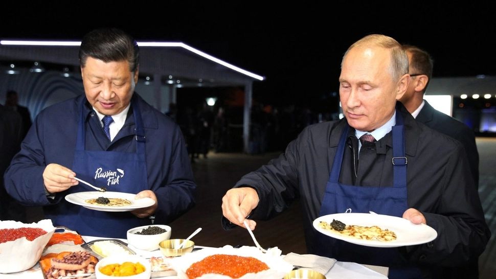 Vladimir Putin și Xi Jinping la o porție de clătite rusești(Profimedia)