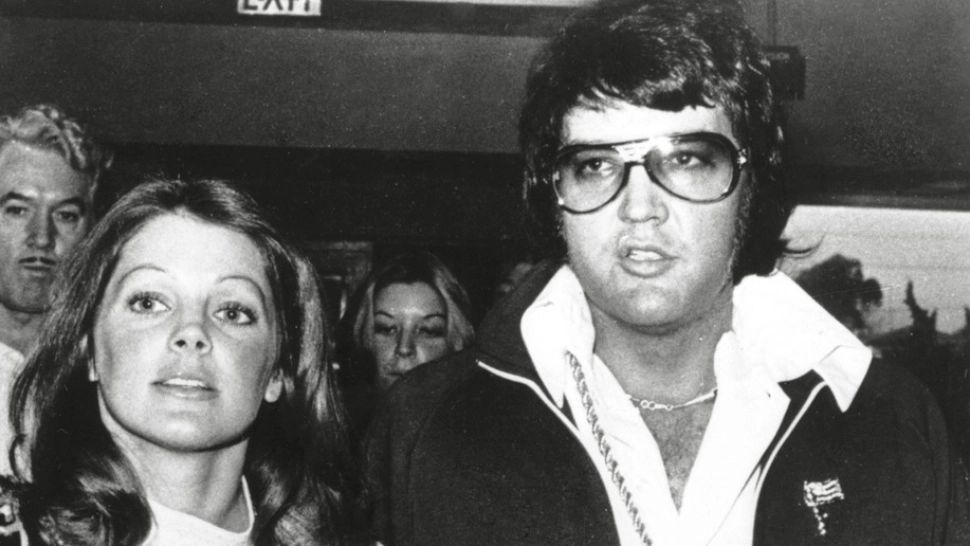 Elvis Presley in Bucureștiul anilor '70. Aștepta tramvaiul și se uita în telefon - FOTO BIZAR