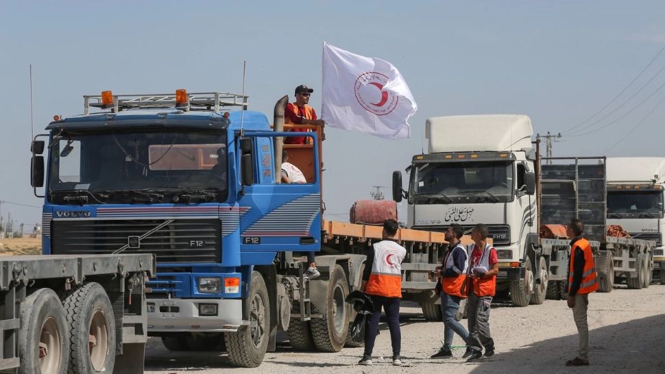 Sâmbătă au intrat în Gaza 10 de camioane cu ajutoare (Profimedia)