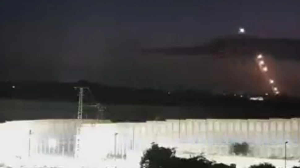 Momentul în care a fost lovit spitalul din Gaza, surprins live de Al Jazeera. Imagini controversate - VIDEO