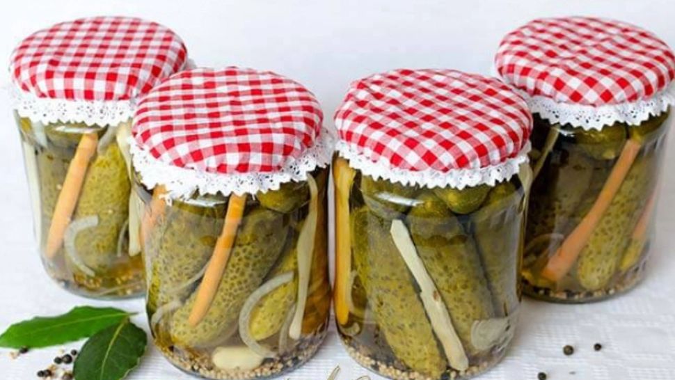 Greşeala pe care o fac toate gospodinele. Aşa se pun corect castraveţii la murat! Ingredientul care păstrează saramura limpede