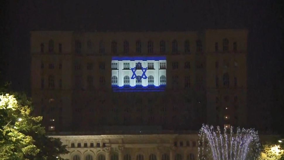 Steagul Israelului, proiectat pe fațada Palatului Parlamentului 
