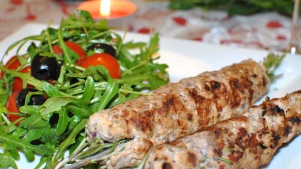 Frigărui de vițel cu rucola, pe crenguțe de rozmarin - Rețeta exotică ce combină delicios aromele