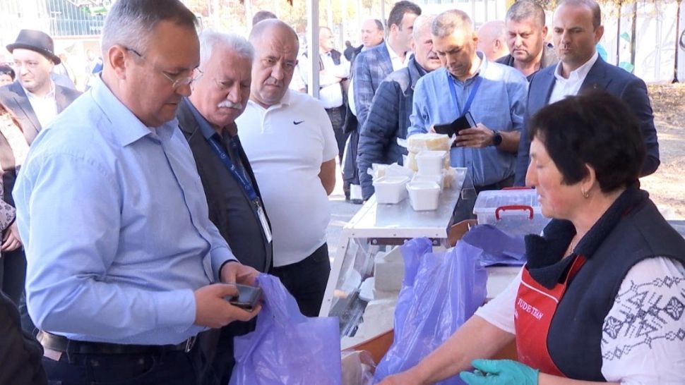 Nicolae Ciucă a dezvăluit că gătește cu pasiune pentru soția sa o mâncare specială din Oltenia - Rețeta sa de saramură de pui