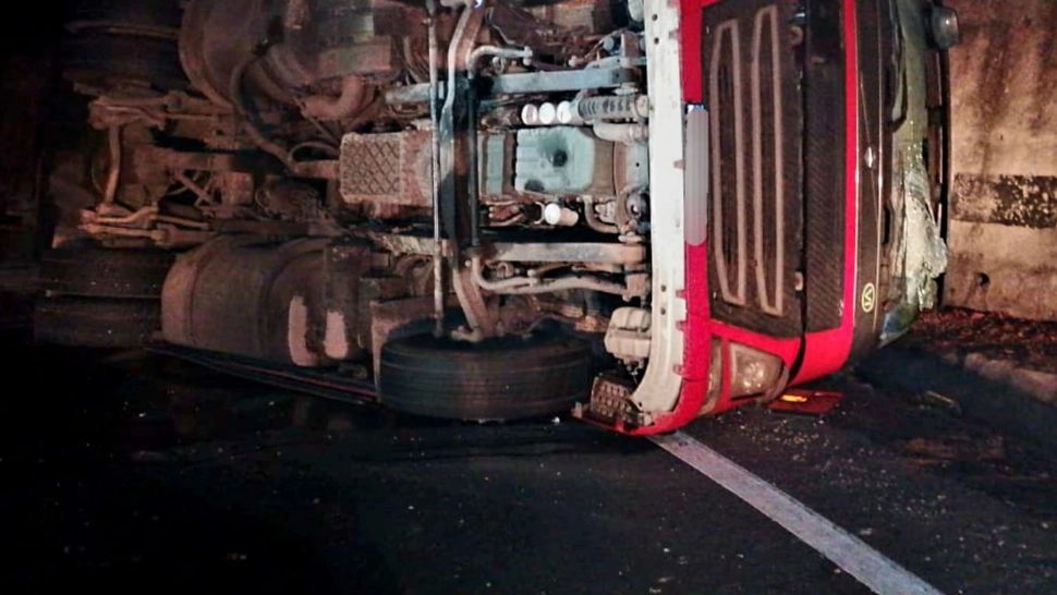 Cisternă răsturnată în județul Brașov: Scurgeri de combustibil pe DN13 - Intervenție CBRN pentru decontaminare - Trafic blocat