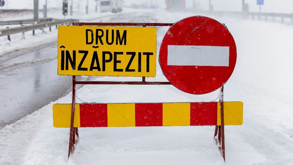 Ghid de supravieţuire în caz de ninsori şi viscol. Ciuhodaru: Ce NU trebuie să faci când pleci la drum cu mașina
