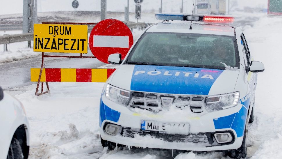 Viscol și ninsori abundente: meteorologii iau în calcul emiterea unui COD ROȘU. Comandamentul de iarnă, convocat de premier