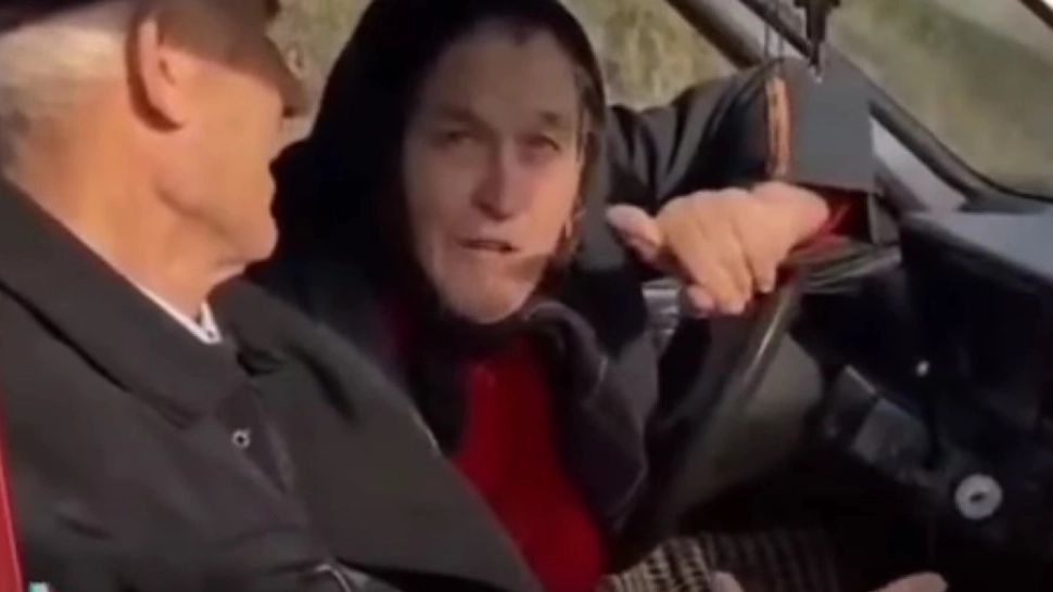 La 72 de ani, bunicuța nu se sfiește să se urce la volan. Foto/Captură video