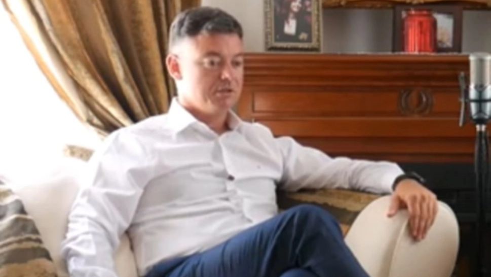 Fostul director al Aeroportului Internațional Timișoara, Flaviu Hoțopan, acuzat că a aruncat în stradă o tânără mamă împreună cu fiica ei, în vârstă de 6 ani. Planul ar fi fost premeditat, acționându-se în stil mafiot