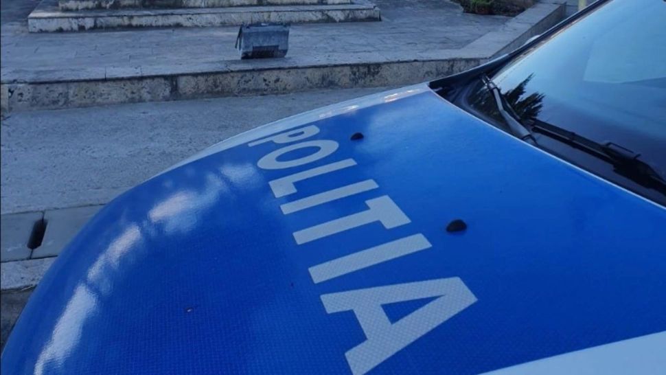 Bărbaţi din Gorj, reţinuţi după ce au lovit cu autoturismul o maşină staţionată şi i-au bătut pe pasagerii
