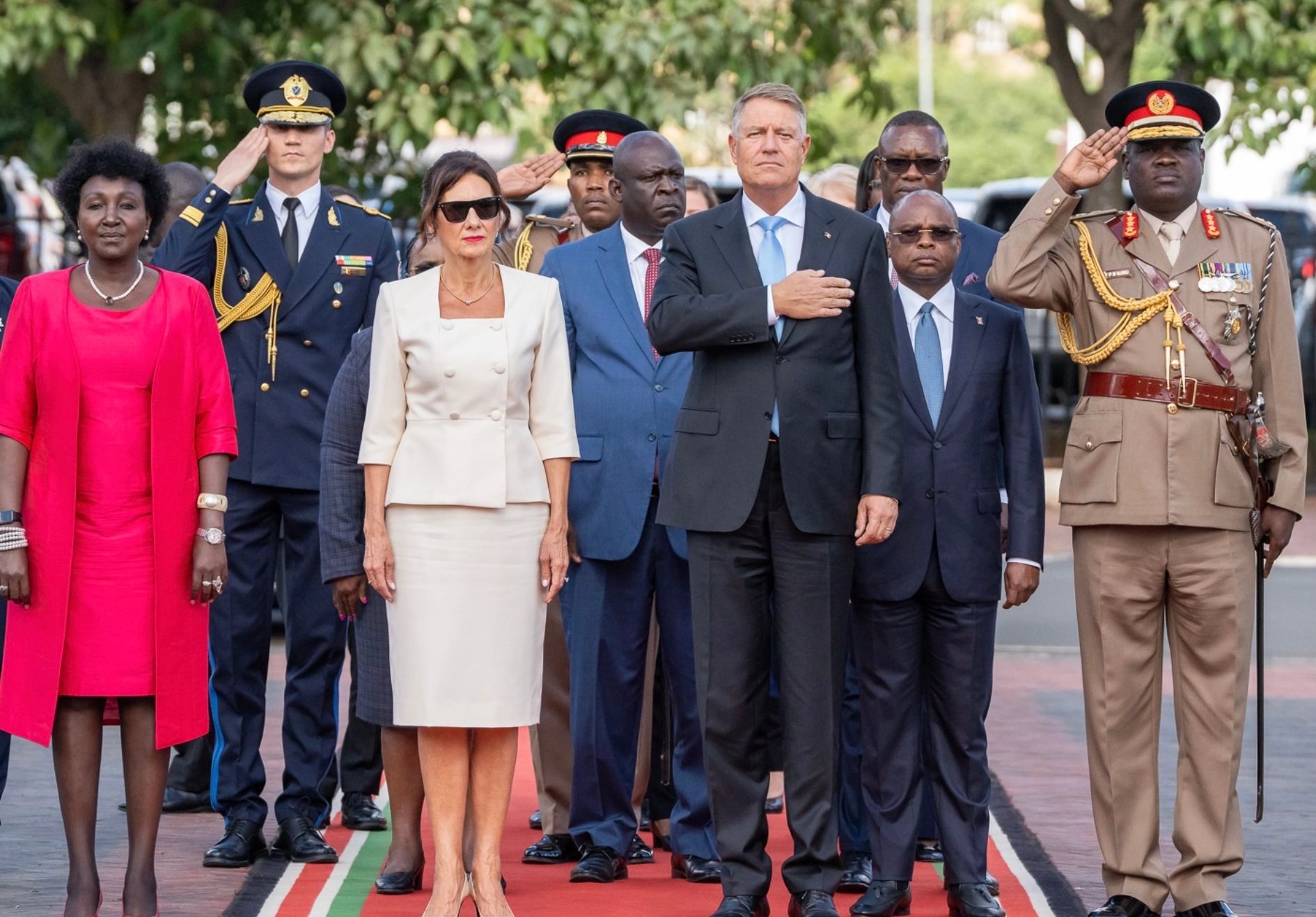  Klaus Iohannis şi soţia sa au ajuns în Tanzania. Cuplul prezidenţial va merge și în Zanzibar