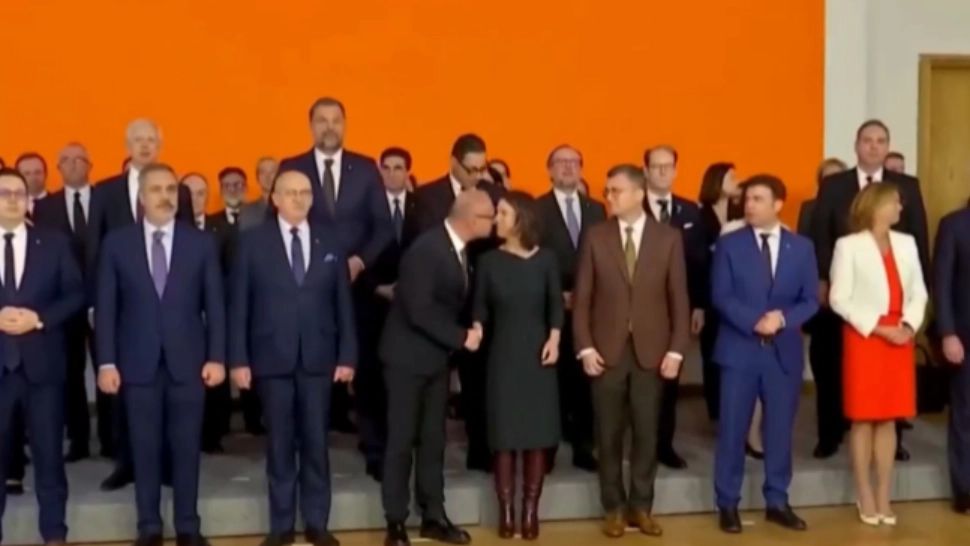 Ministrul de Externe croat a încercat să o sărute pe Annalena Baerbock, omologul german. Foto: Captură X