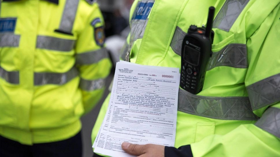 Abonament antipoliție pentru șoferi, pe DN 1. Polițiștii, cumpărați cu motorină. Unul dintre agenți a primit mită un ied 