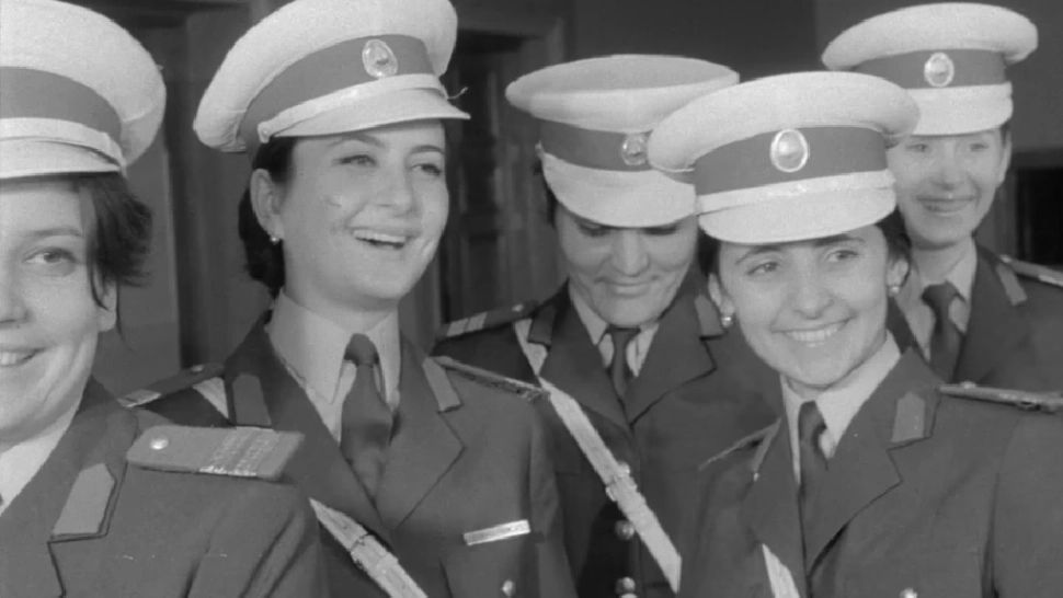 Uite ce milițience sexy a scos Ceaușescu pe șosele în anii '70! De ce le-a retras în scurt timp? - VIDEO