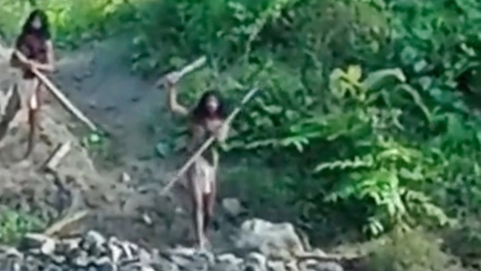 Momentul în care un trib uitat din Indonezia se ia la bătaie cu un buldozer. Foto: Facebook/Survival International