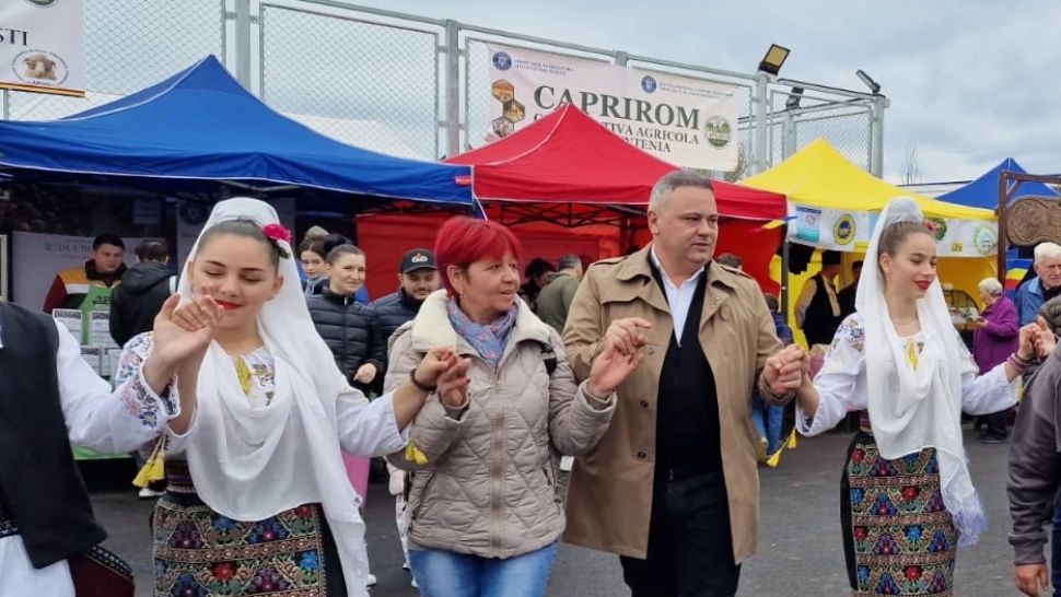 Imagini halucinante cu Florin Barbu, ministrul care îl bate pe Daea la festivism - Șeful de la Agricultură joacă hora la târg în timp ce fermierii sărăcesc