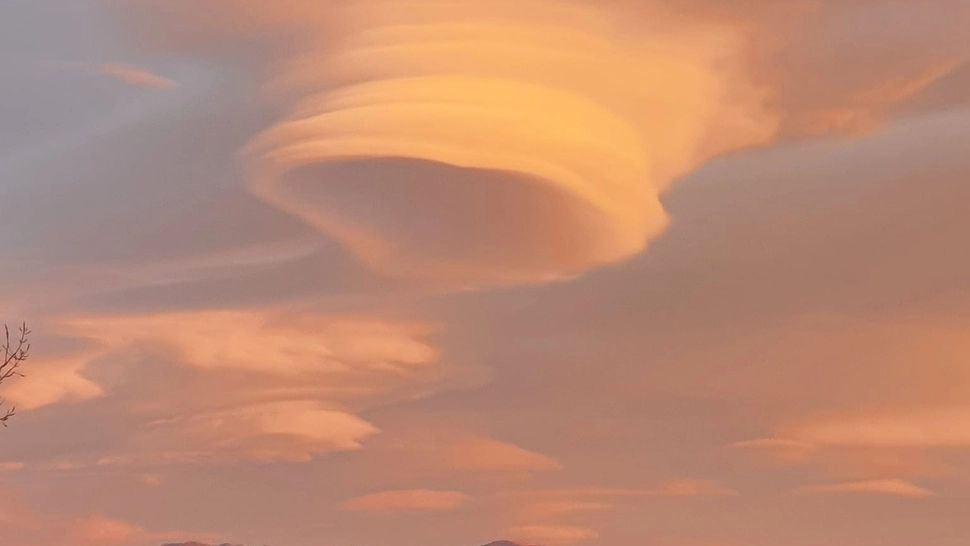 Fenomen spectaculos pe cerul României! "Nori OZN", observați în Câmpulung - FOTO