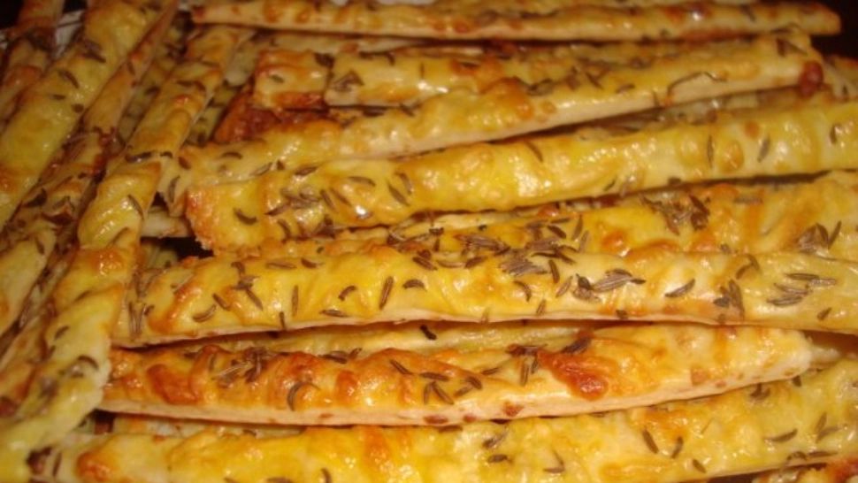 Sărățele de casă cu chimen și cașcaval - Ce ingredient le face fragede - Rețeta bunicii, simplă și rapidă