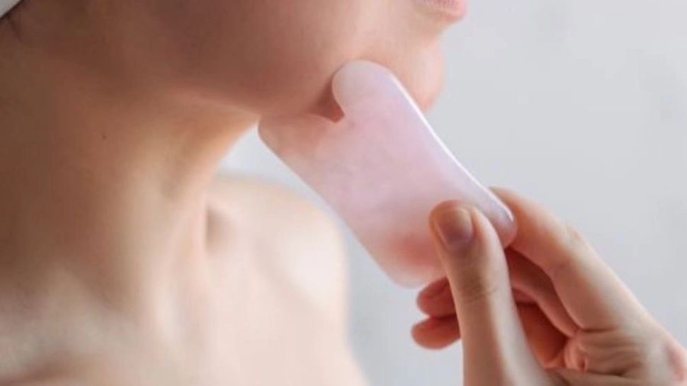 Gua Sha: doar o tendință sau un instrument eficient pentru piele?