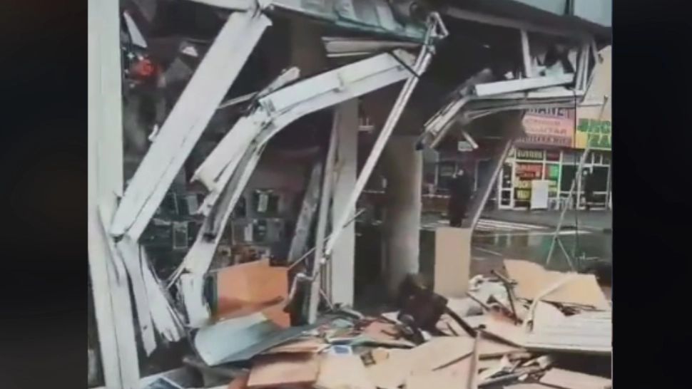 Un șofer a făcut prăpăd în Târgu Jiu! Bărbatul a intrat cu mașina într-un magazin din oraș, după ce  s-a urcat băut la volan / Captură video