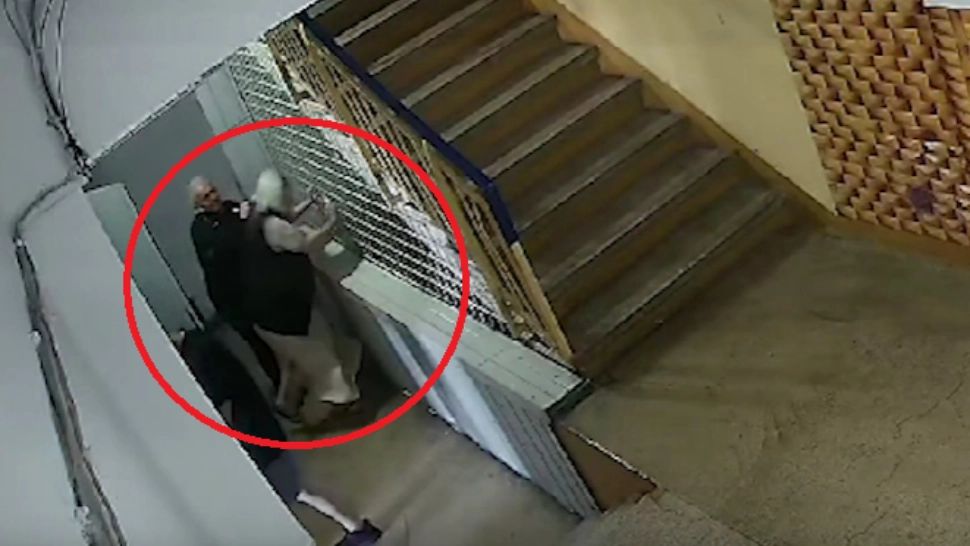 Bătrână, lovită de un vecin în scara blocului/ Captură video 