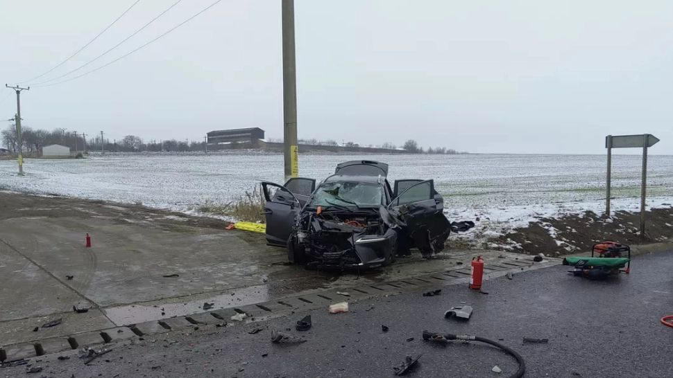 Accident grav, în Războieni, jud. Iași: 2 morți și 3 răniți, după impactul violent dintre o mașină și un microbuz