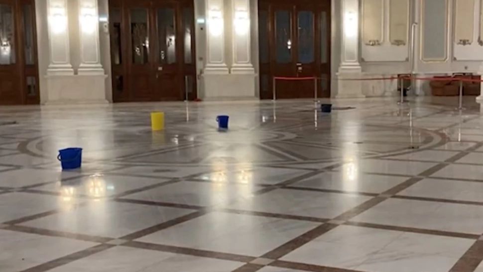 Plouă pe holurile Casei Poporului deși s-au făcut investiții de milioane - Imaginile zilei din Palatul Parlamentului!