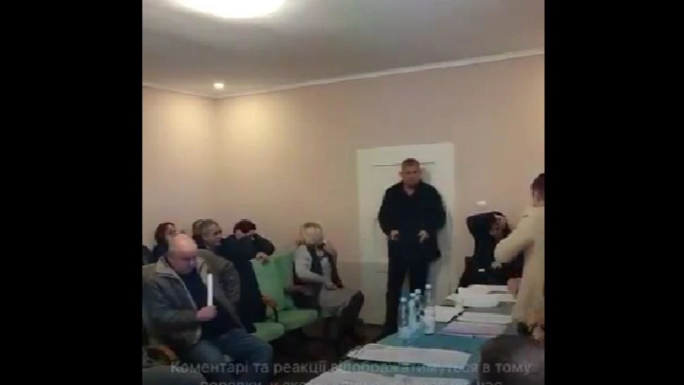 Grenade aruncate în timpul unei ședințe de către vicepreședintele comune. Foto: Captură Twitter/X