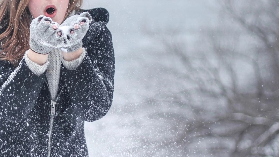 Ciclonul polar lovește România: lapoviță, ninsori și rafale de până la 100 km/h. Brusc, temperaturile vor sări la 15 grade! Cum va fi vremea de Crăciun