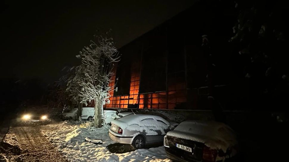Incendiu la o hală industrială din București. Intervenție masivă a pompierilor, cu 13 autospeciale - FOTO