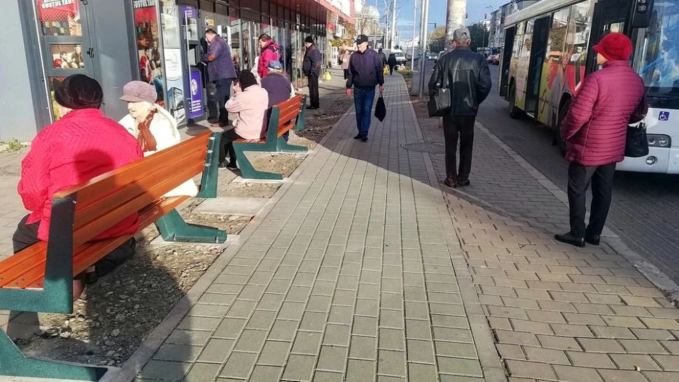 Dorel de Bacău a montat băncile din stațiile de autobuz cu spatele la stradă. Foto: Adevărul