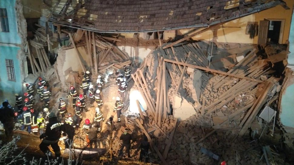 Lucrătorii au săpat chiar la baza clădirii (foto: ISU Covasna)