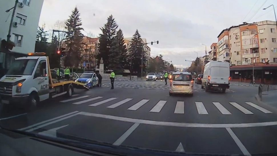 În urma evenimentului rutier nu au rezultat victime, însă cele trei autovehicule implicate au fost avariate. Foto/Poliția