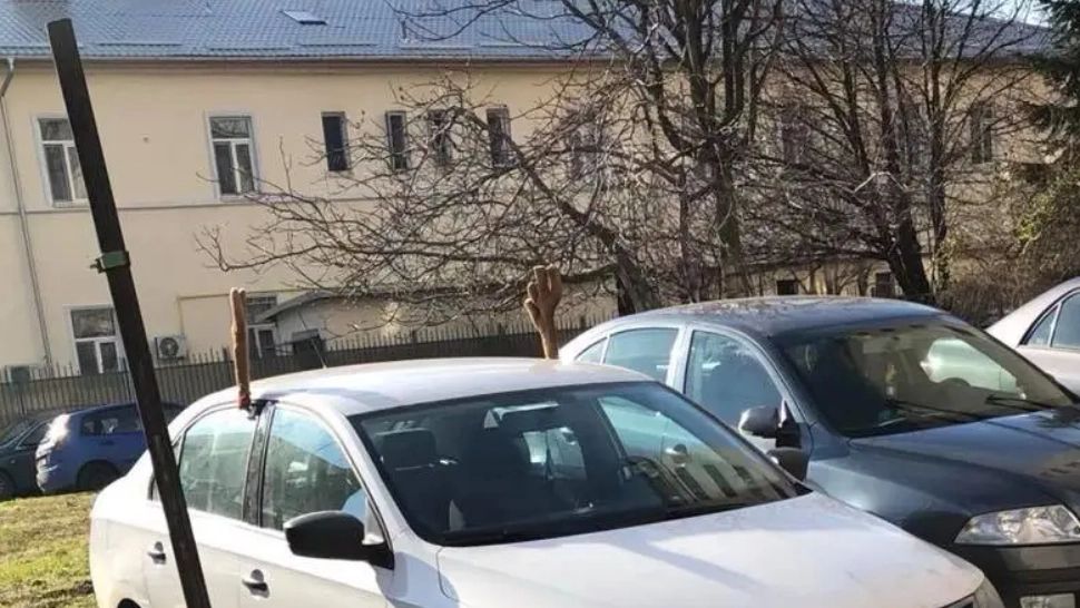 Atenție la coarnele de ren puse pe mașină! Poliția a făcut anunțul, ce limită nu trebuie depășită?