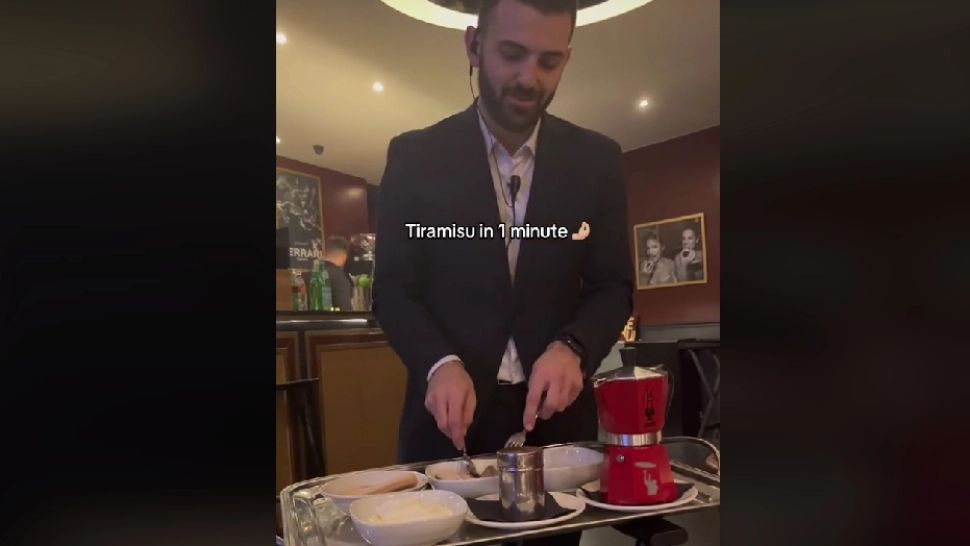 Prăjitura gata în doar un minut, preparată de un bucătar din Milano. Foto: Captură TikTok