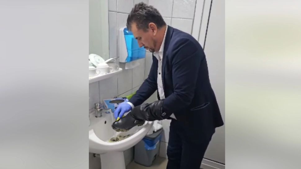 Imagini incredibile: Un primar cu ceas de aur spală încălțămintea localnicilor - De ce s-au revoltat oamenii