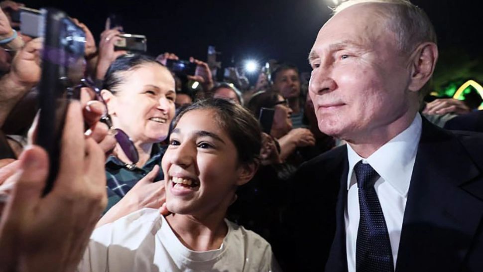 Putin candidează din nou fără un adversar real