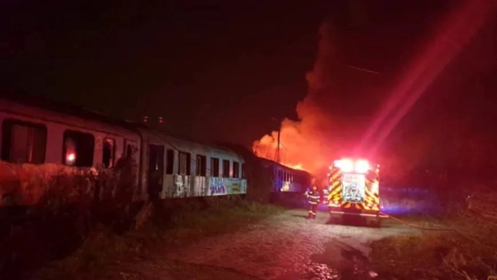 Femeia a fost lovită de un tren de călători de tip rapid (foto arhivă)