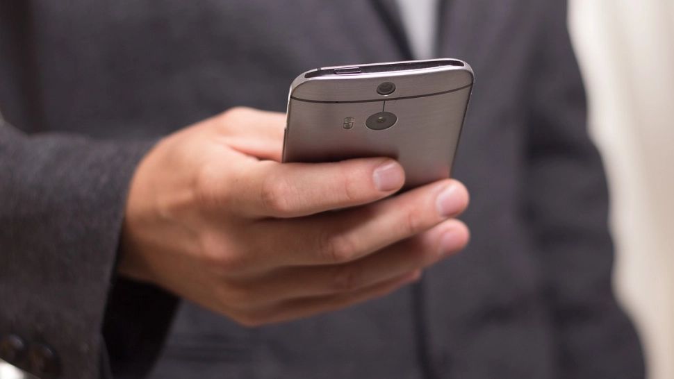 Telefoanele, în locul buletinului, noul ordin venit de la UE