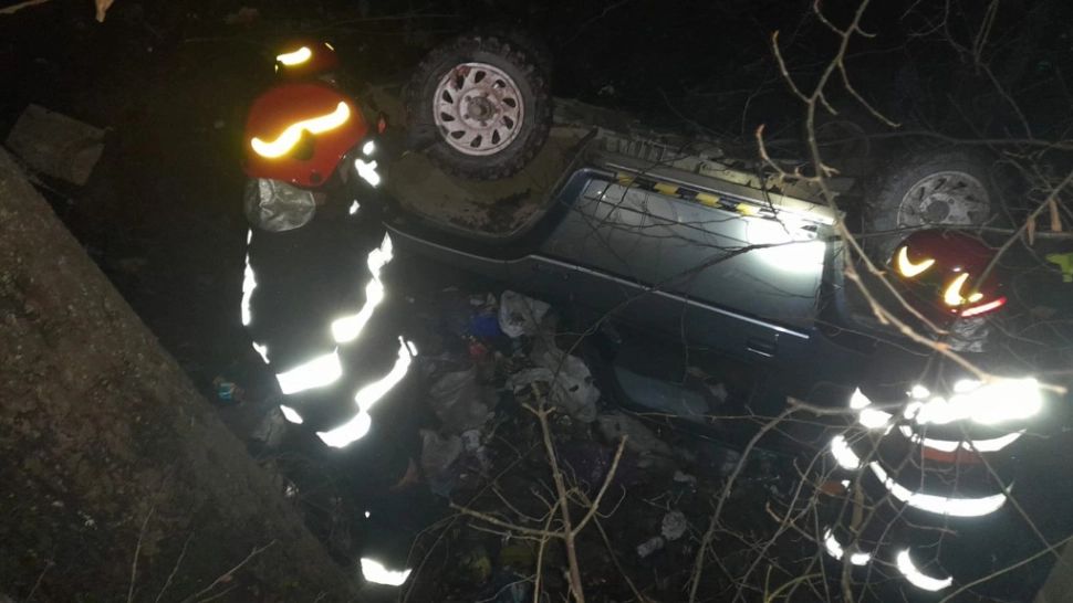 Doi bărbați răniți, după ce s-au răsturnat cu mașina într-o prăpastie - Accident grav în județul Alba/ Foto: ISU Alba