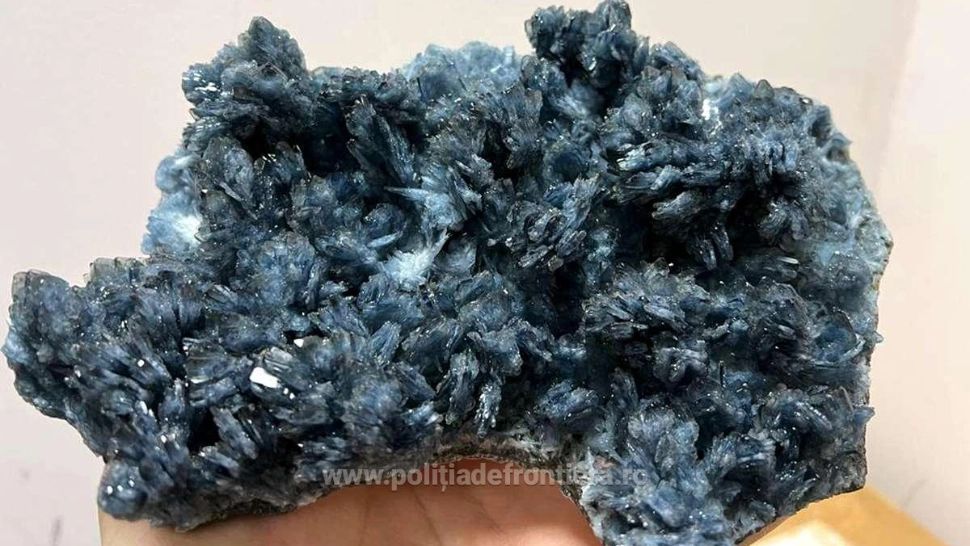 27 de kilograme de flori de mină, posibil din patrimoniul naţional, descoperite într-un colet, la Aeroportul Cluj