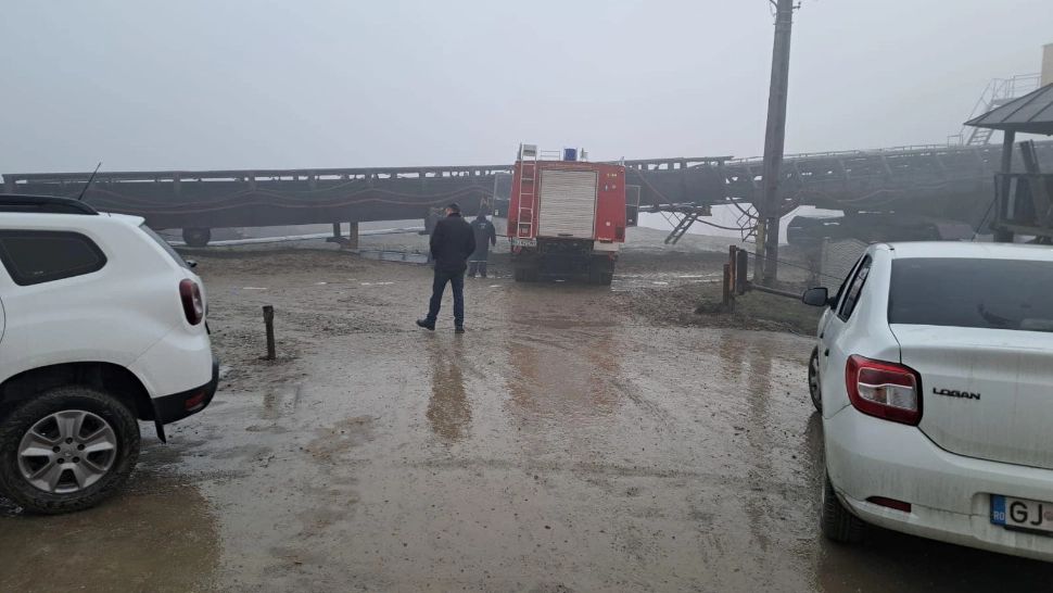 Accident grav, în Cariera Roșia: doi muncitori au fost răniți după ce autospeciala de pompieri a intrat în banda transportatoare