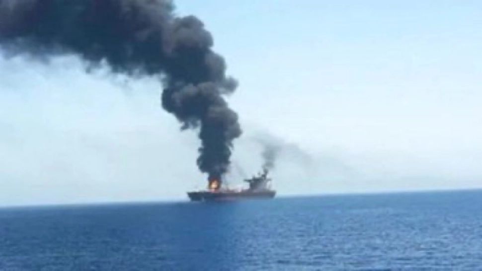 Petrolier britanic în flăcări, în Golful Aden, după un atac Houthi cu rachete/ Foto: X Daljir Media