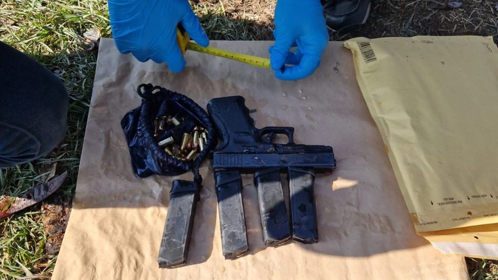 Pistolul furat din casa ofițerului SRI a fost găsit. Unde fusese aruncată arma