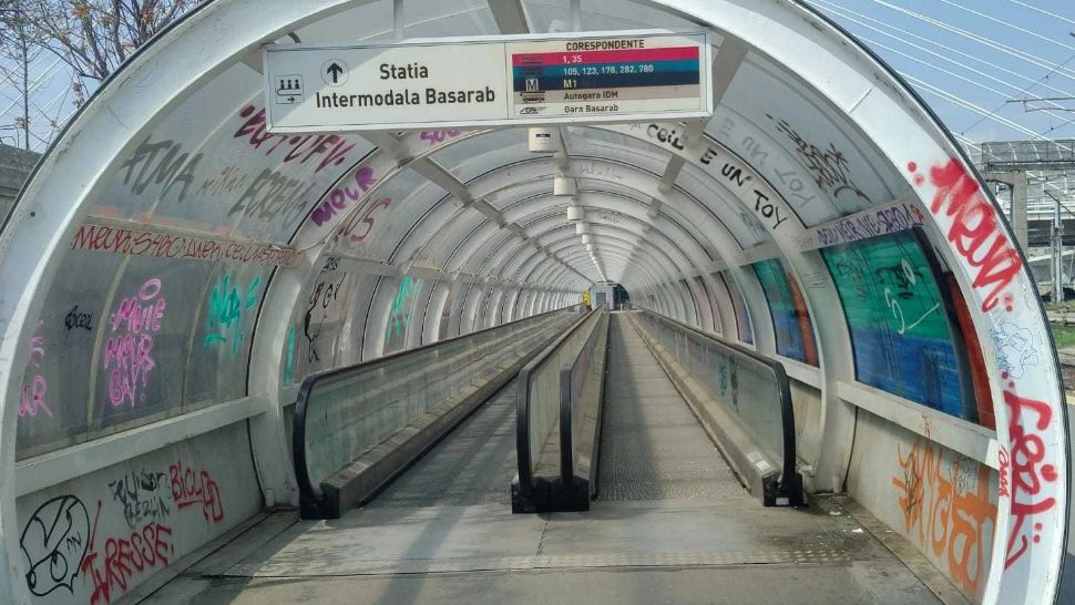 AUR a inaugurat muzeul risipirii banului public la trotuarul rulant din Gara de Nord